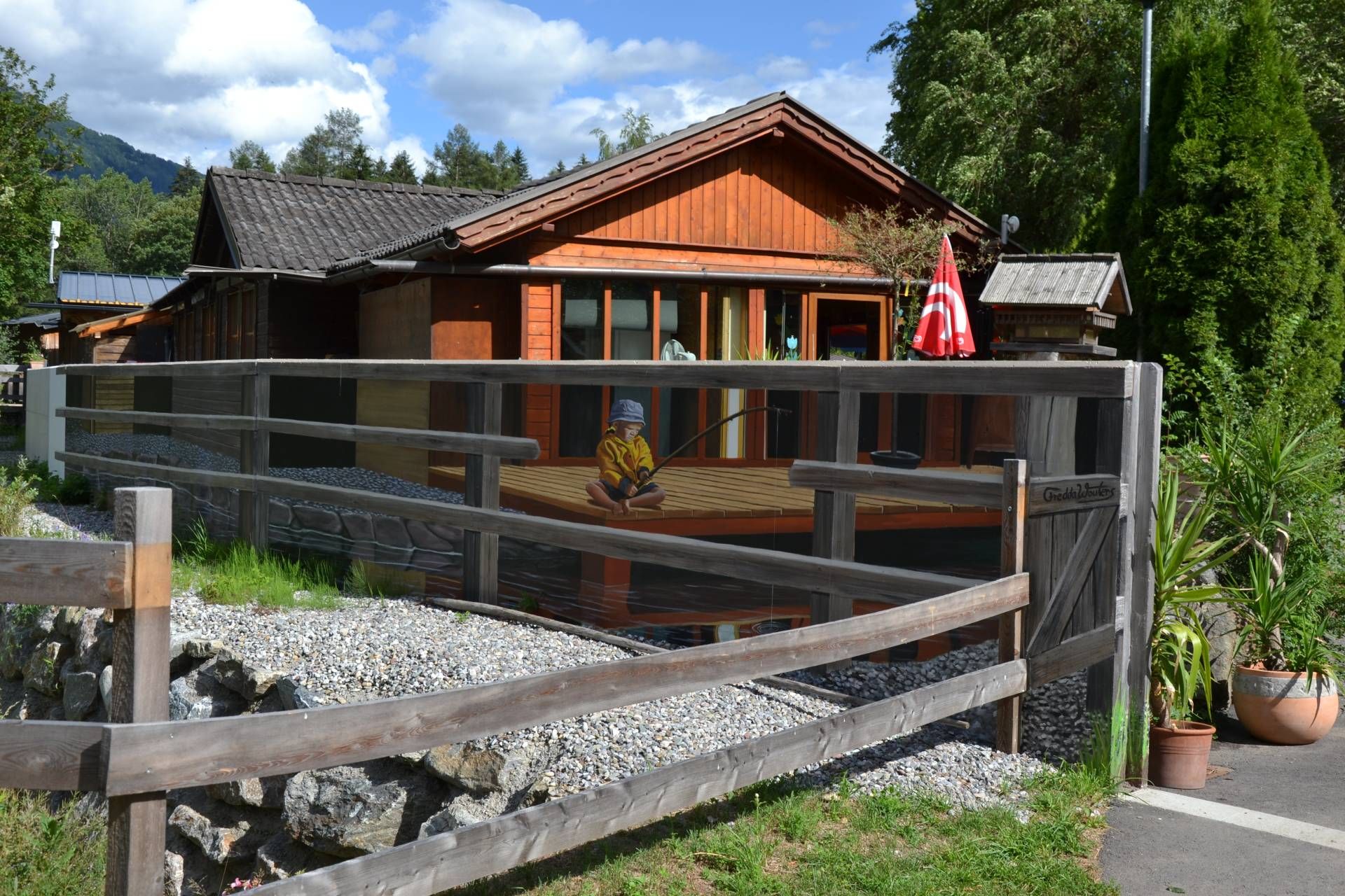 Was ist echt - was ist gemalt? Eine unansehnliche Hochwasser-Schutzmauer beim Sport-Erlebniscamp Pristavec in Obervellach verwandelte sich in ein beeindruckendes 3D-Kunstwerk. Auch hier gibt es am Boden einen &bdquo;Fotopoint&ldquo;, von dem aus die Grenzen zwischen Bild und Geb&auml;ude verschmelzen.