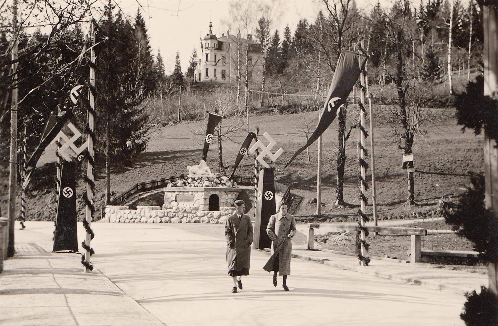 Die heutige 10.-Oktober-Stra&szlig;e (damals Schaubstra&szlig;e) anno 1938. Direkt nach dem &bdquo;Anschluss&ldquo; &Ouml;sterreichs an das Deutsche Reich wurde Hermagor umgestaltet und mit den Insignien des NS-Regimes besetzt. Beim &bdquo;Stadtspaziergang gegen das Vergessen&ldquo; werden Orte des Nationalsozialismus kritisch beleuchtet.