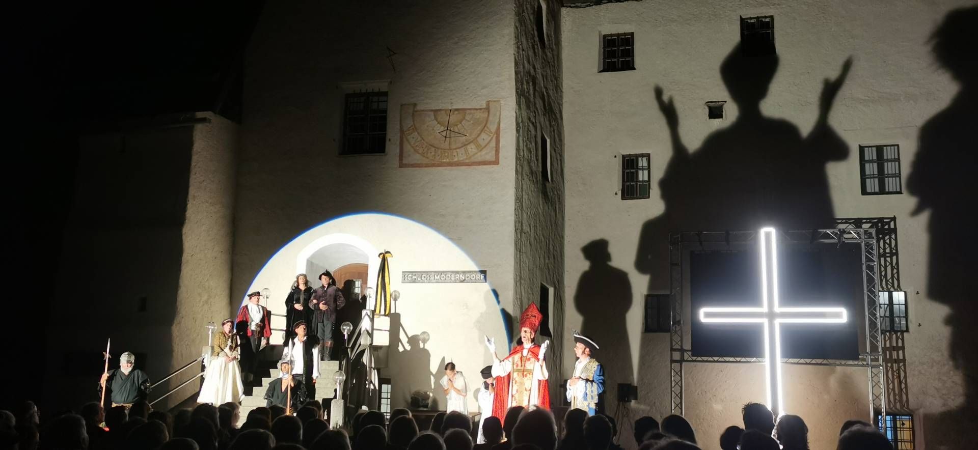 Die Premiere geht als Freiluftvorstellung vor dem GailtalMuseum &uuml;ber die B&uuml;hne.