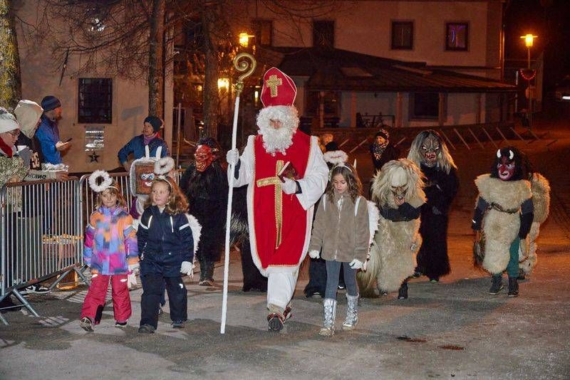 Der hl. Nikolo und die Jungperchten waren die Lieblinge der Kinder. Foto: Alexander Bagli