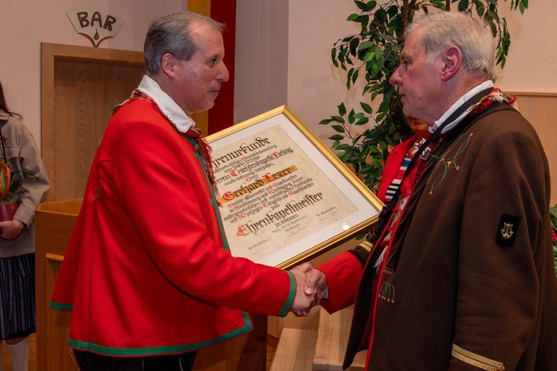 Obmann Michael Egartner &uuml;berreicht die Ehrenurkunde an Gerhard Lexer zum Ehrenkapellmeister.