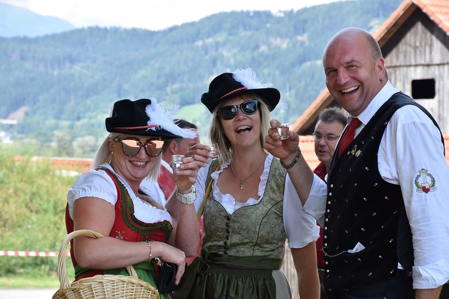 Madlen, Monika und Hans auf ein Stamperle.