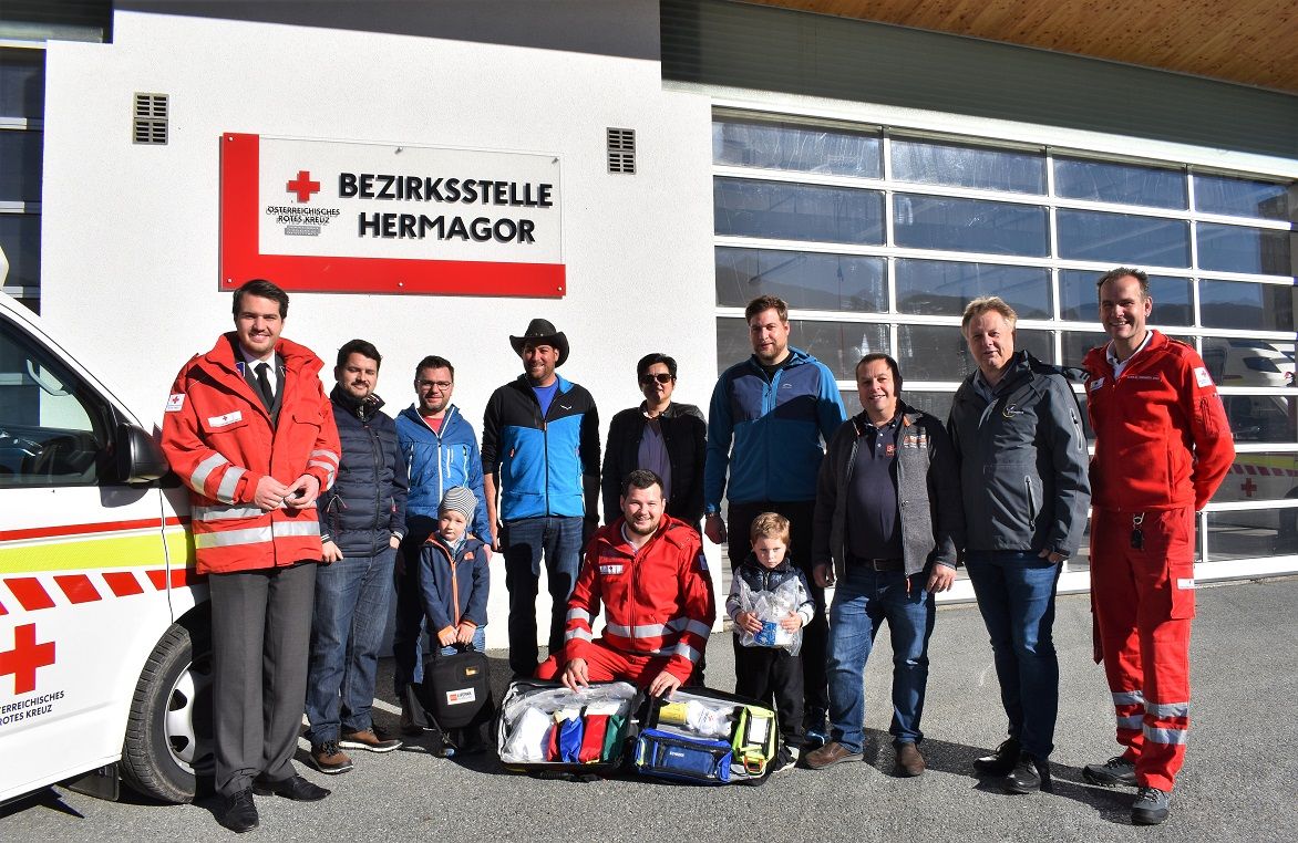 V. l.: Bezirksstellenleiter Luca Burgstaller, Stefan Gratzer, Marko Scheiblauer, Thomas Zerza, Doris Umfahrer, Andreas Zerza, Manfred Brandner, Bgm. Leopold Astner, Bezirksrettungskommandant Stv. Und First Responder Beauftragter Karlheinz Hohenwarter. Vor