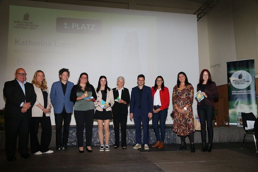 M&ouml;lltaler Preis: Igor Pucker, Helena Prinz, David Rupp, Siegerin Katharina Lugger, Maria-Anastasia Pavel (2. Platz), Frau Penker (Mutter von Marian Molina, 3. Platz), Josef Steiner von der Raiffeisenbank, Landesr&auml;tin Sara Schaar, Vea Kaiser und Verena Sch