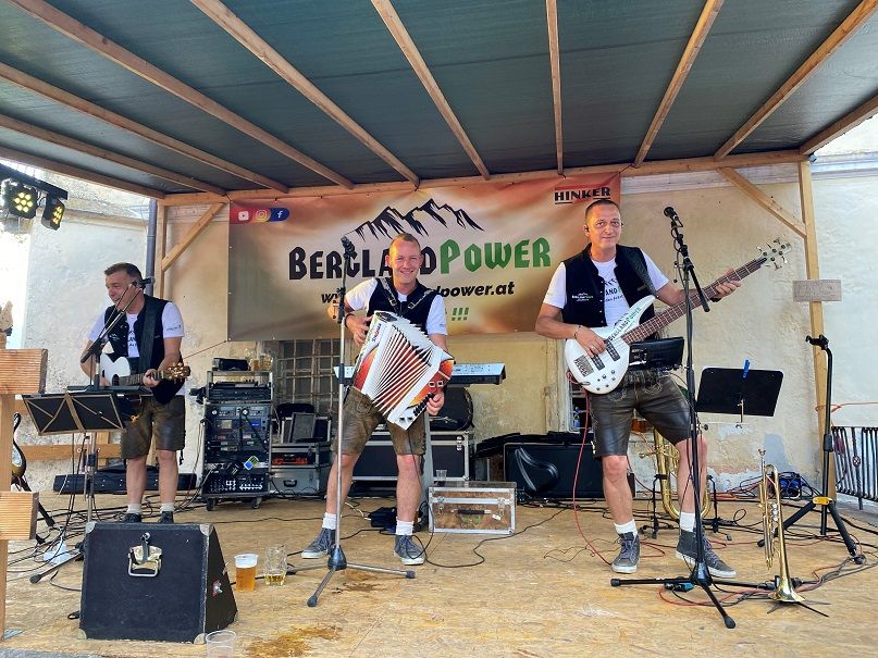 Die Gruppe &bdquo;Bergland Power&ldquo; unterhielt am Nachmittag. Den Fr&uuml;hschoppen spielte die TK Steinfeld.