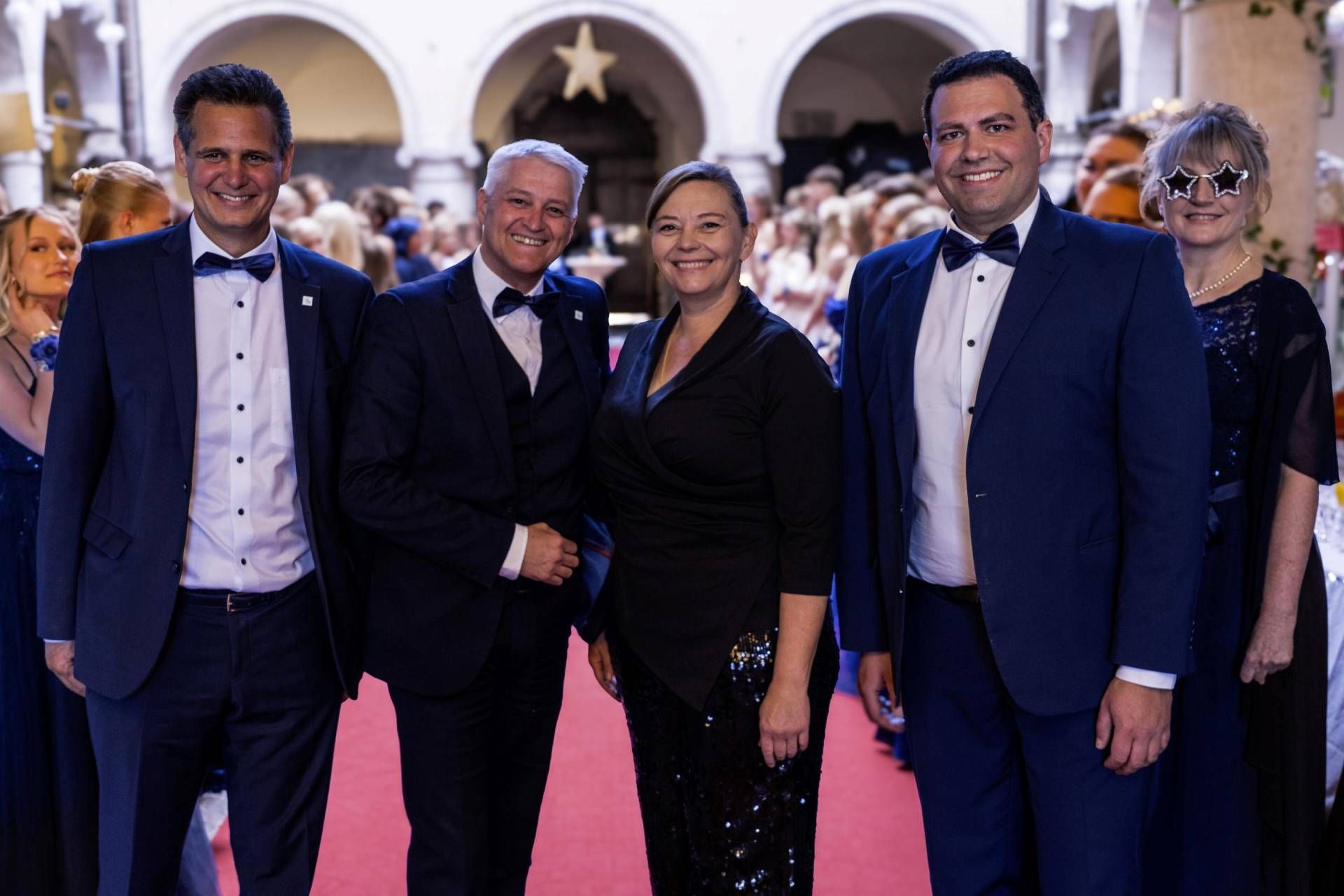 Von den Leistungen seiner Sch&uuml;tzlinge wie auch von der Ballorganisation angetan zeigte sich Direktor Adi Lackner. V. l.: die Professoren Wolfgang Lichtner, Adi Lackner, Eva-Maria Scherzer, Manuel Wuggenig und Anja Lax-Peitler.