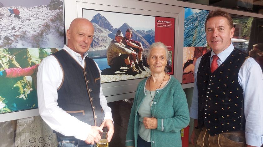 Sehr sehenswerte Kristall-Ausstellung durch gemeinsames Engagement. V. l.: Projektbetreuer Geologe Dr. Georg Kandutsch, Lore Pflegerl (Witwe von Helmut Pflegerl) und M&uuml;hldorfs Bgm. LA. Erwin Angerer. Foto: k.brunner