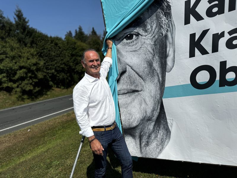 Gabriel Obernosterer bei der Pr&auml;sentation seiner Wahlplakate vor wenigen Wochen.