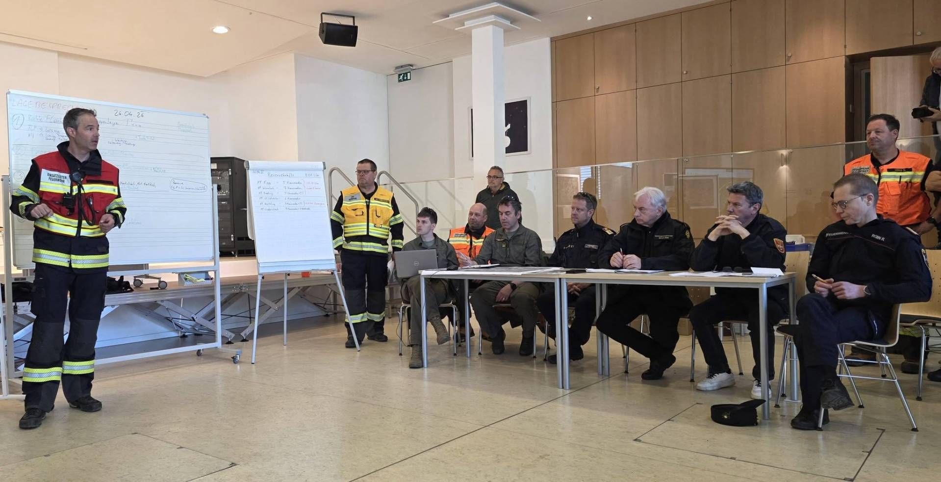 Einsatzleiter Gerd Guggenberger (li) hatte die Verantwortung beim gr&ouml;&szlig;ten Waldbrand K&auml;rntens. Foto: Kubin