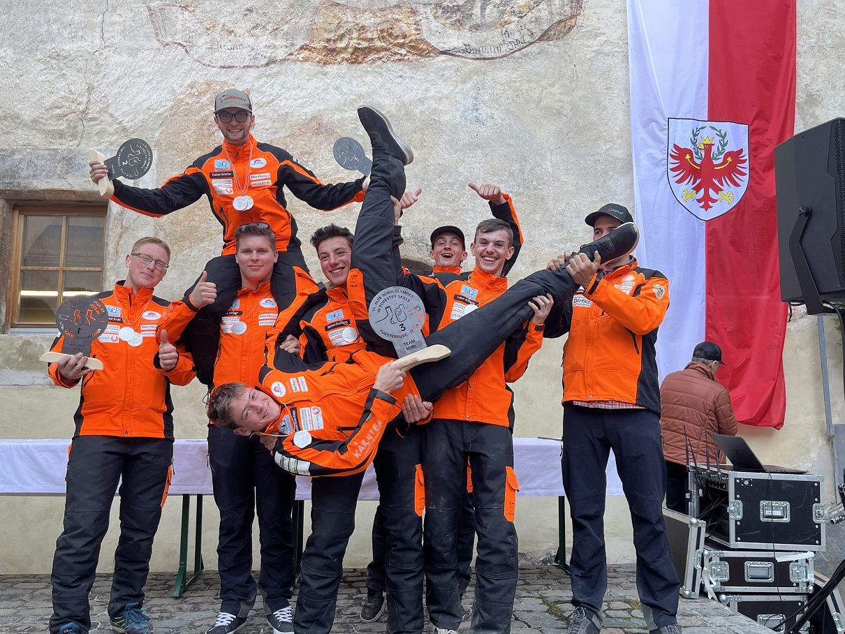 Die Burschen v. l.: Raphael Krall (Gold im Fallkerb) Fabian Drie&szlig;ler (Kettenwechsel-Vizestaatsmeister) Trainer Rene Singer, Michael Grutschnig, Michael Palle-Drie&szlig;ler, Leon Winkler und Trainer Daniel Koch. Vorne: Michael Ebner-Prieler.