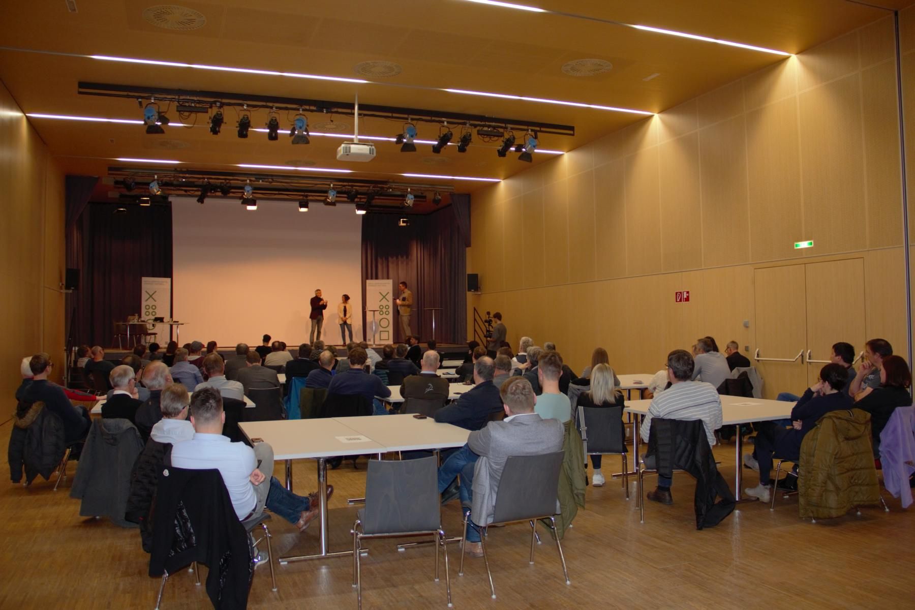 Laut Abfallwirtschaftsverband nahmen rund 70 InteressensvertreterInnen aus Politik, Beh&ouml;rden, Kammern und Wirtschaft an der Informationsveranstaltung im Kultursaal Debant teil. Foto: AWV Osttirol