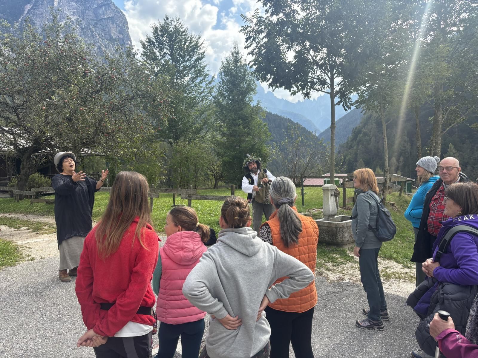 Schauspieler:innen von &bdquo;mont de vie&ldquo; pr&auml;sentieren Br&auml;uche, Legenden und historische Figuren der Region Val di Zoldo Foto: Regionsmanagement Osttirol