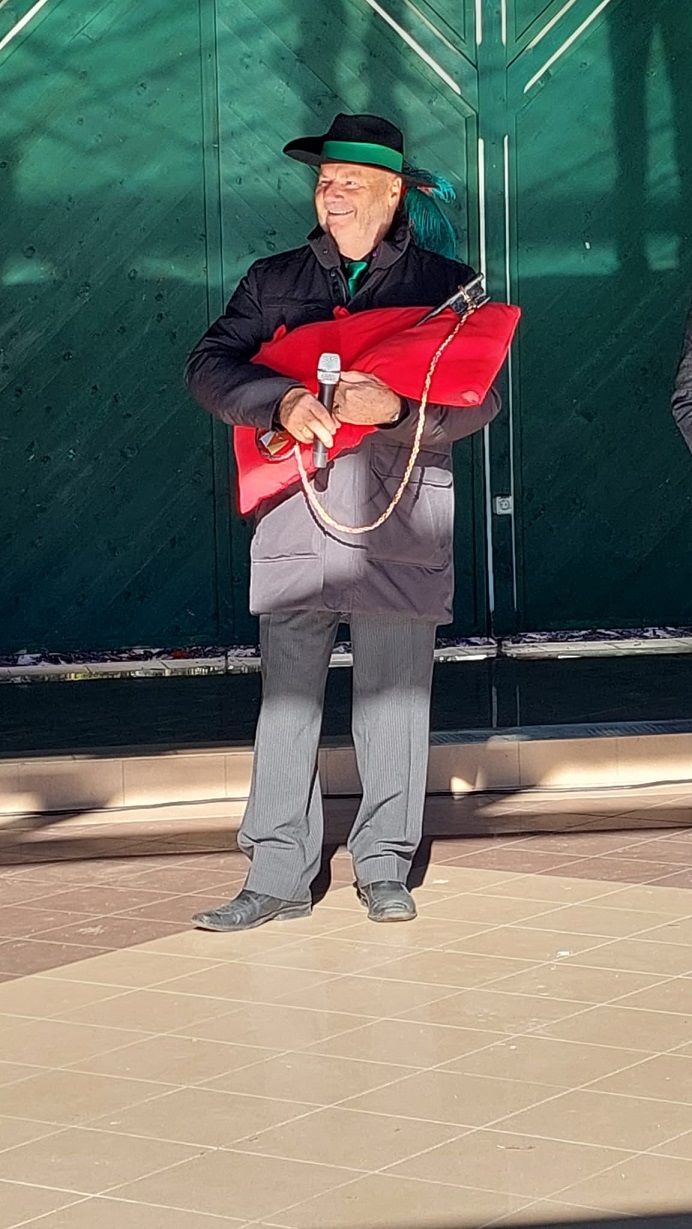 Kanzler Peter Lanz mit dem Schl&uuml;ssel zur Gemeindestube.