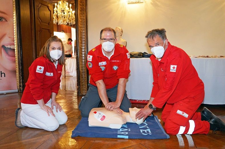 Bianca Miterberger, Gerald Schnitzer und Sepp Stranig vom Roten Kreuz bei einer Defibrillator-Vorf&uuml;hrung. Fotos: eggspress