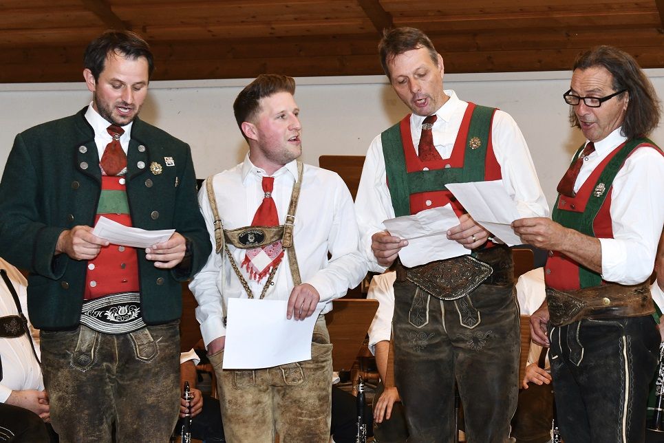 Vom K&auml;rntner Blasmusikverband wurde Huby das Goldene Ehrenzeichen durch Landesobmann Stefan S&uuml;&szlig;enbacher &uuml;bergeben.