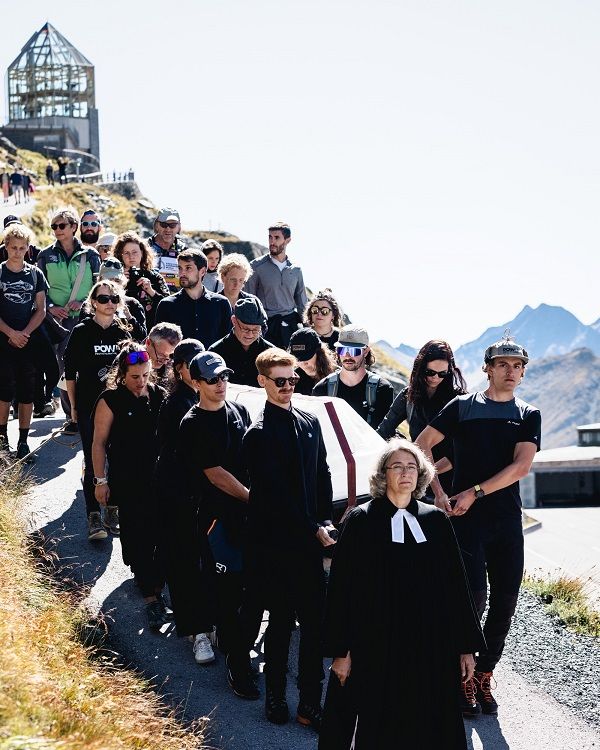 Die evangelische Pfarrerin in Lienz Margit Leuthold und Domprobst Engelberg Guggenberger gingen dem &bdquo;Trauerzug&ldquo; um die Pasterze voran. Der &bdquo;Sarg&ldquo; wurde &uuml;brigens vom Bildhauer Max Seibald aus Lienz gefertigt.