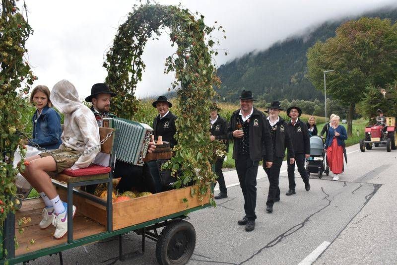 Erntedankumzug in Kleblach-Lind. Die S&auml;nger marschierten ohne ihren Chorleiter Karl Prei&szlig;l. Der bereitete sich mit der "KleLiFeSt" auf die Messe vor.
