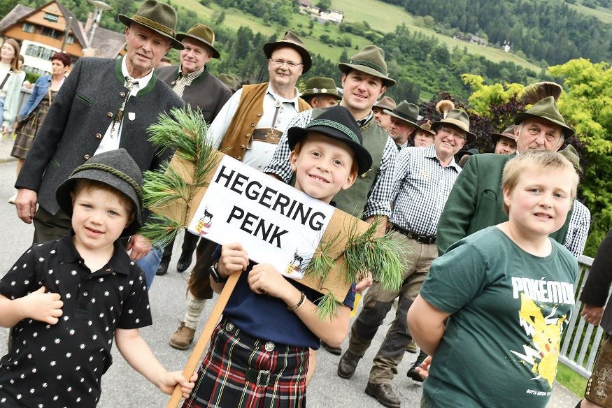 Nach dem Umzug durch den Ort, ging es ins Festzelt wo die Jubil&auml;en mit insgesamt 900 Teilnehmern stimmungsvoll gefeiert wurden.