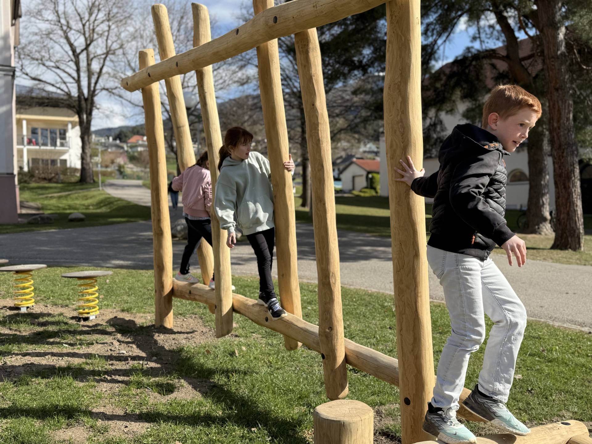 Mehr Bewegung schon vor dem Klassenzimmer soll der &bdquo;bewegte Schulweg&ldquo; verschaffen.