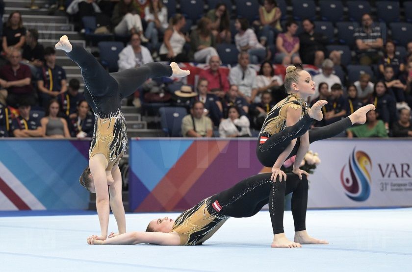 Die &bdquo;Seniors Nina Kucher, Lena Obernosterer und Miriam Brunner holten sich in der &bdquo;Dynamik-K&uuml;r&ldquo; die &bdquo;Holzmedaille&ldquo;.