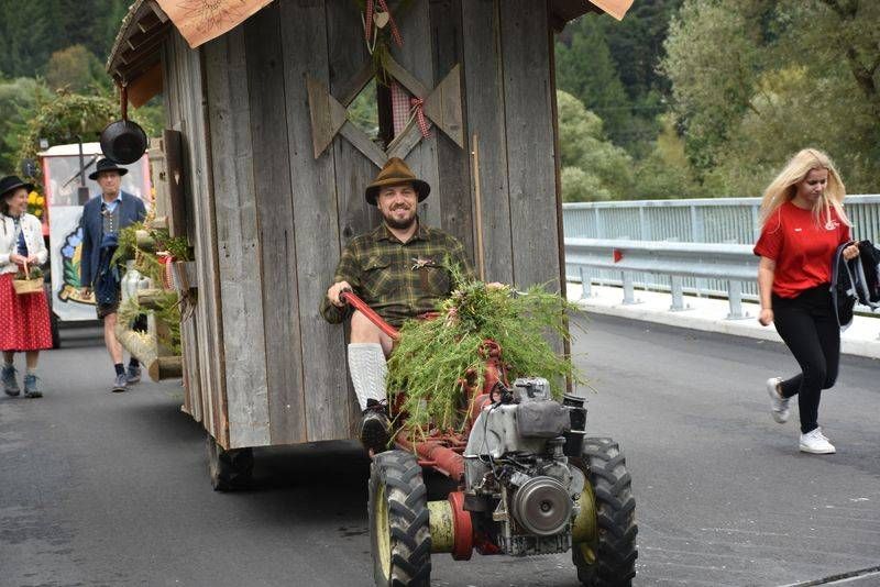 Auf der Alm" - gezogen von einem Einachser. Etwas Seltenes.