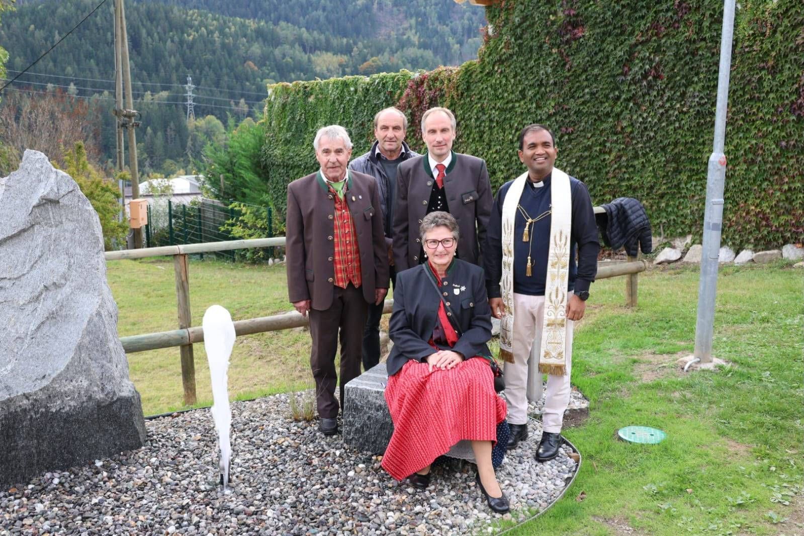Anl&auml;sslich des Jubil&auml;ums wurde am Stanerplatz&ldquo; ein Brunnen errichtet und gesegnet. V. l.: Gerhard Wultsch, Klaus Steinwender, Bgm. Stefan Schupfer und Pfarrprovisor Jyothi Ramesh.