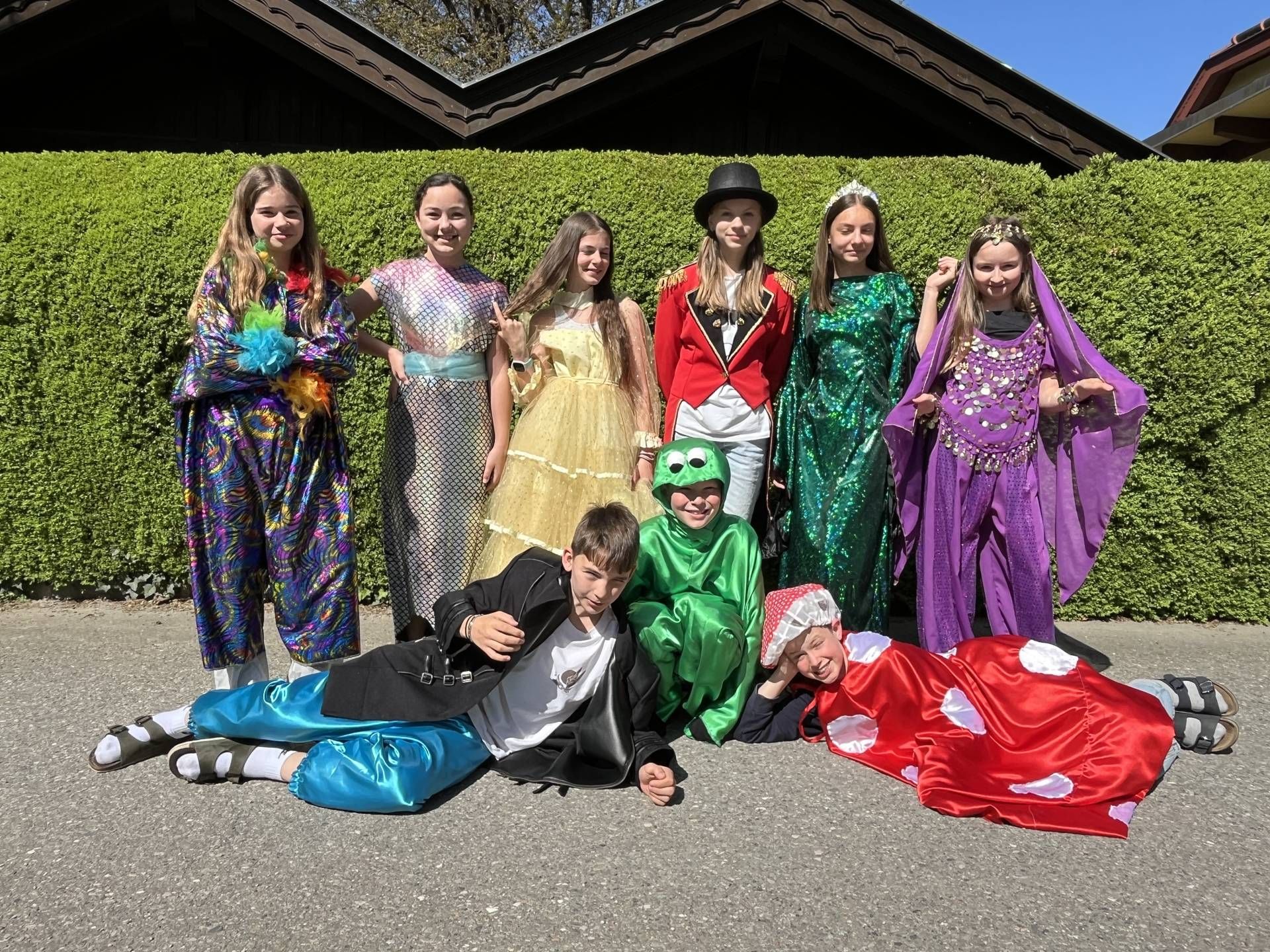 In den Hauptrollen spielen (neben anderen) Hayley Morgenstern, Emely Aichholzer, Naomi Striednig, Helena Rei&szlig;inger, Janaina Preumel, Luisa Sommeregger (v. l.). Vorne: Matteo Schwaiger, Noel Ludwiger, Thomas Altersberger. Foto: MS Seeboden