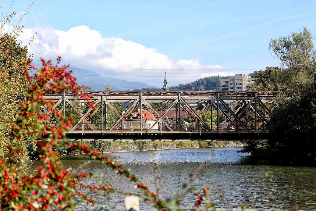 Mit einem &bdquo;Alter&ldquo; von 110 Jahren darf die alte Eisenbahnbr&uuml;cke an der Ponauer Stra&szlig;e gehen. Foto:  &Ouml;BB/Gerhard Trampitschund