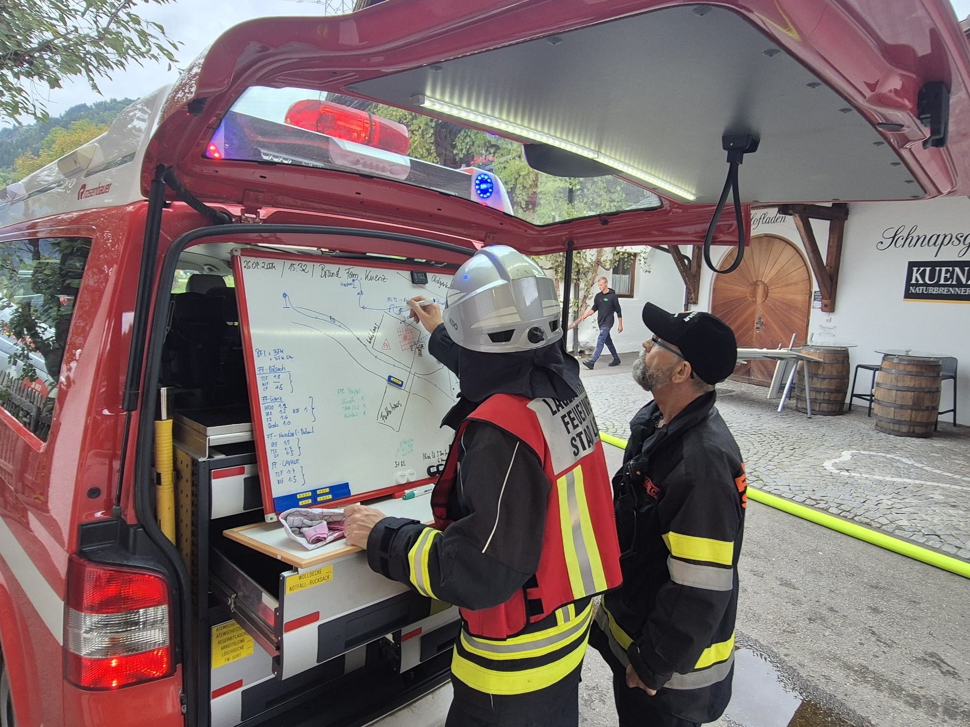 Mehrere Feuerwehren mit fast 90 Feuerwehrleuten waren im Einsatz: Foto: FW D&ouml;lsach