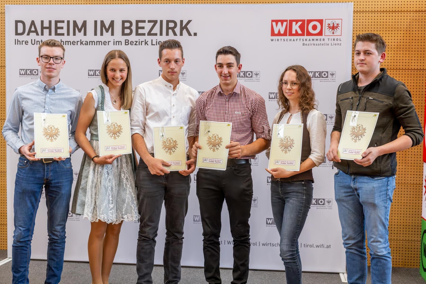 Sie schlossen ihre Lehre mit Auszeichnung ab: v.l. Fabian Passler, Annalena Walder, Matthias Pitterle, Dennis Pfeifhofer, Nadine Fuetsch und Leonhard Weiskopf. Foto: WK Lienz/Brunner Images