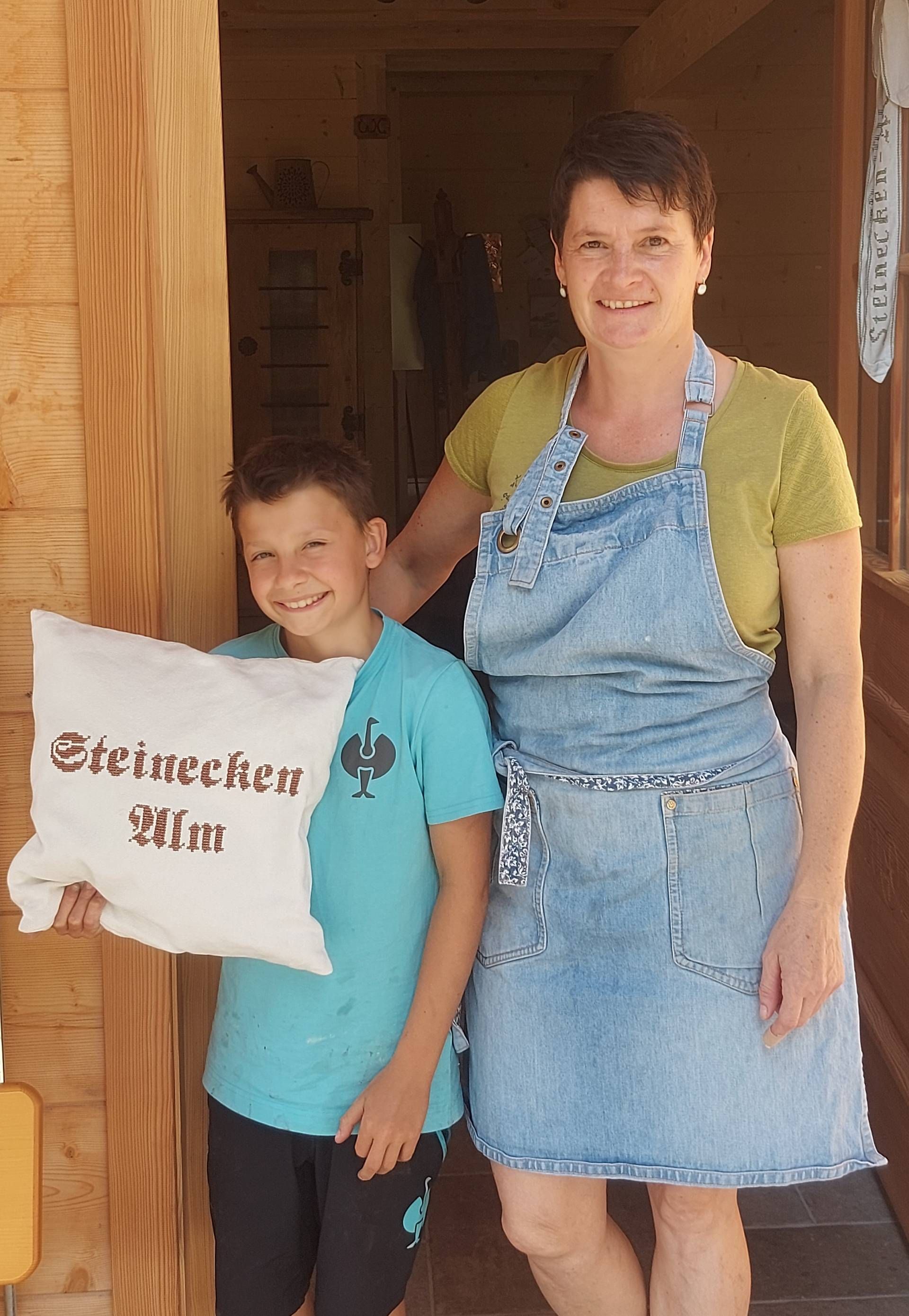 Die freundliche Wirtin der Jausenstation Steineckenalm: Karin Mosser (mit Sohn Yannik). Foto: k.brunner