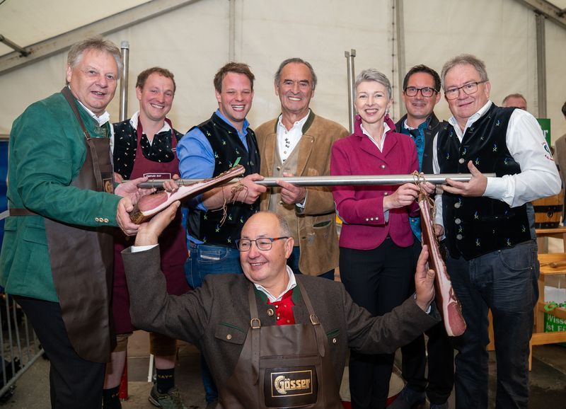 Er&ouml;ffnung des 30. Gailtaler Speckfestes. Am Bild (v.li.): B&uuml;rgermeister Leopold Astner, Markus Schluder, Hannes Smole, NAbg. Gabriel Obernosterer, LHStv.in Gaby Schaunig, LAbg. Ronny Rull, Hannes Kandolf.