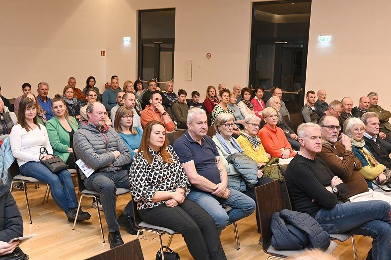 Viele Besucher bei der Vorpremiere zur "Tauernk&ouml;nigin". Foto: Peter Schober
