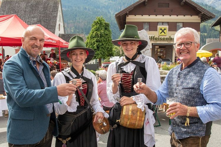 Die Lesachtaler (Ewald Unterguggenberger und Josef Salcher) unterhielten sich ausgezeichnet mit dem Marketenderinnen der Musikkapelle Matrei.