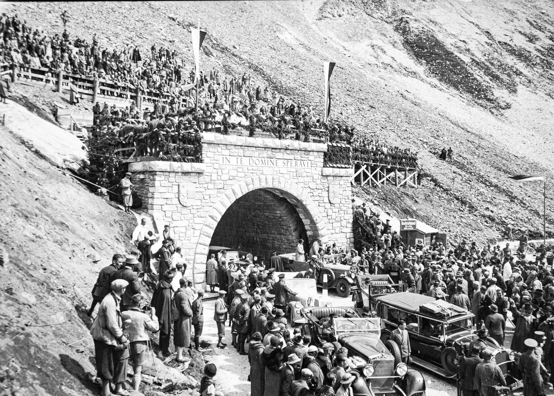 Am 3. August 1935 wurde Er&ouml;ffnung gefeiert. Regierungsmitglieder, darunter Bundespr&auml;sident Wilhelm Miklas, und Festg&auml;ste verlassen den Hochtor-Tunnel auf der K&auml;rntner Seite.