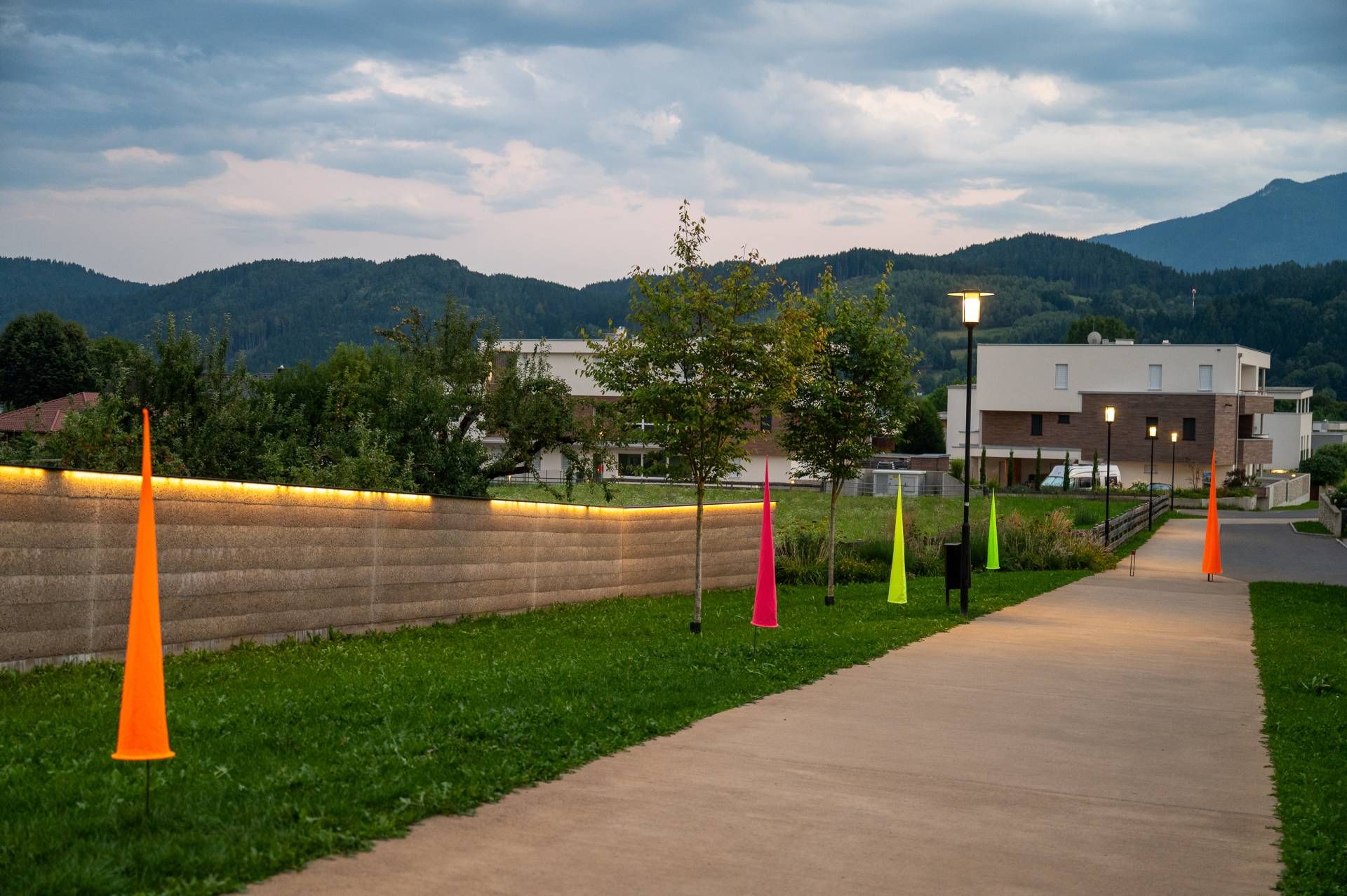 Kunstspitzen f&uuml;hren zu den Galerien: hier an der Seepromenade.