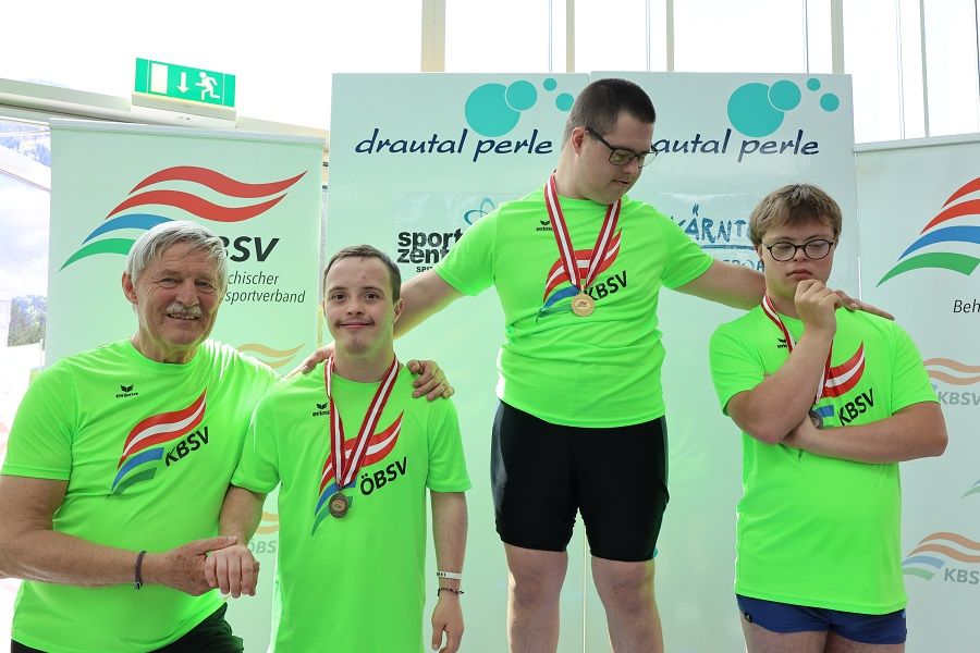 Werner Steindl mit drei Medaillen-Gewinnern &uuml;ber 100 Meter Freistil. Foto: BSV Spittal/Heinz Wegscheider