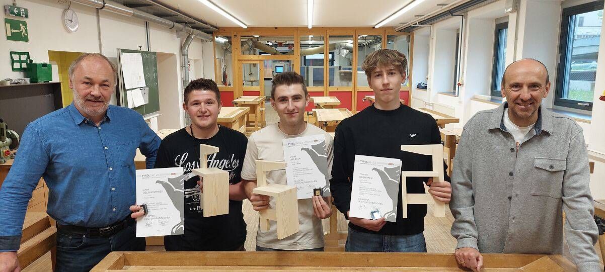 Tischlermeister Martin Gollner, Lucas Obernosterer, Daniel Waldauf, Thomas Webhofer, Schulleitung TFBS Lienz Ing. Klaus Oberegger (vl.l).