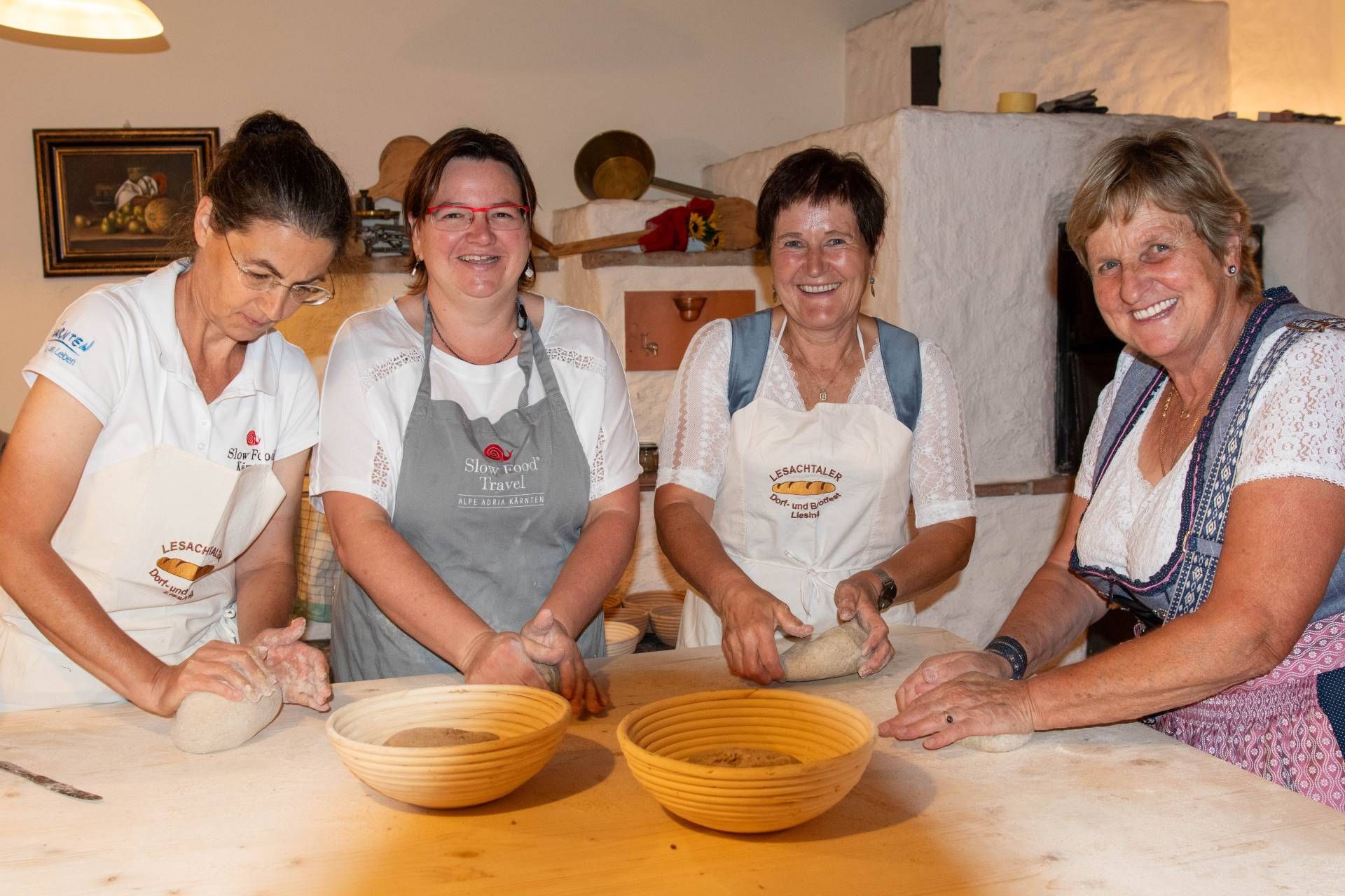 Barbara Aichner und Antonia Auer kamen aus Pfalzen in S&uuml;dtirol um von Andrea Unterguggenberger und Katharina Unterluggauer Interessantes &uuml;ber das Brotbacken zu erfahren.