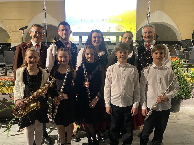 Der Musikverein Trachtenkapelle Molzbichl mit den diesj&ouml;hrigen Solisten u. einige Musiker der Bl&auml;serklasse