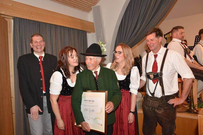Ein K&uuml;sschen f&uuml;r den &bdquo;Tone&ldquo;, der nach 71 Jahren sein Trachten G&acute;wandl zur&uuml;ckgab und zum Kontert mit einer Ehren-Tracht bedacht wurde.