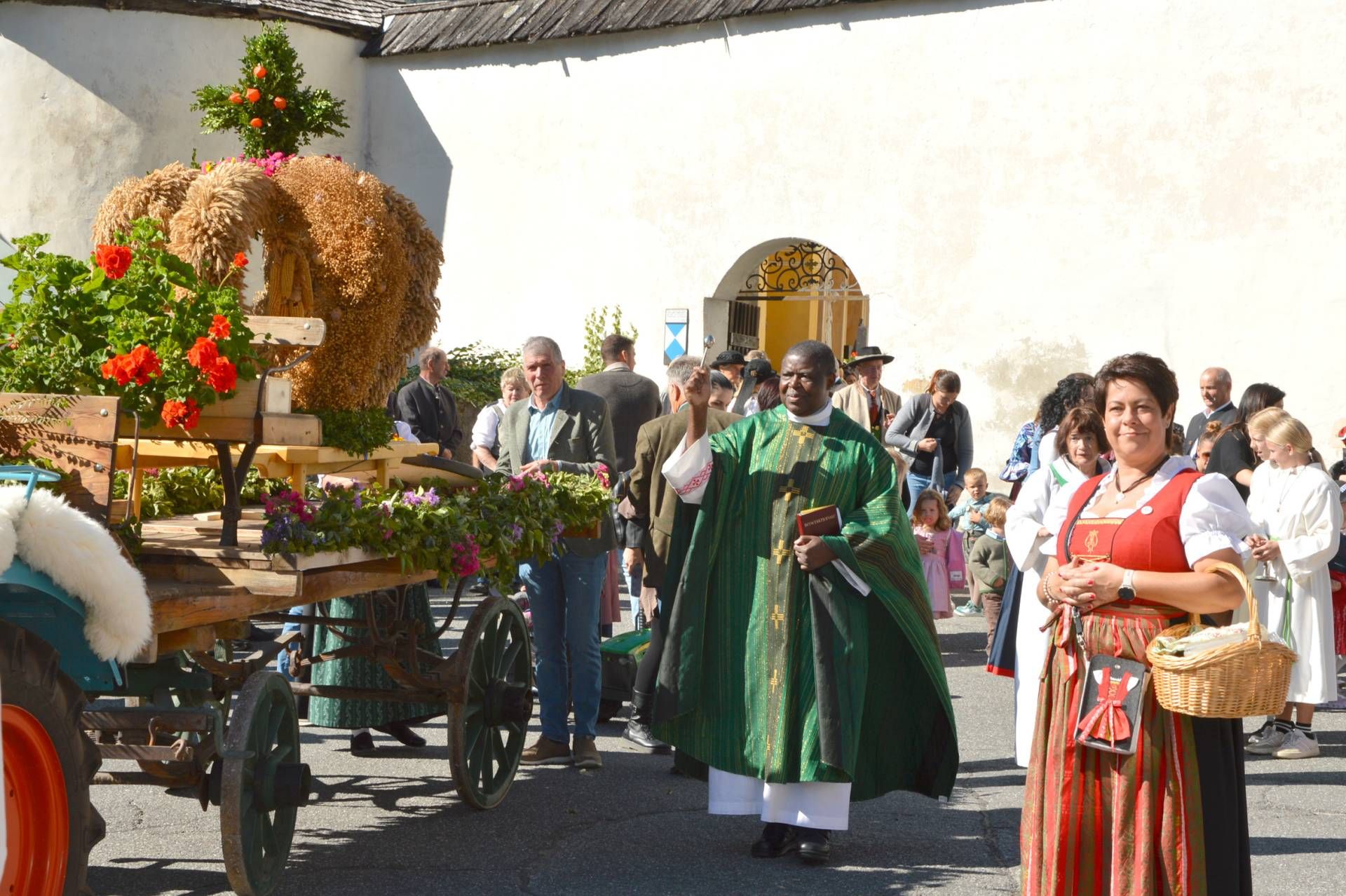 Der neue Proviaor Arthur Godrick Kaweesa segnete Erntekrone und Unzugsw&auml;gen.