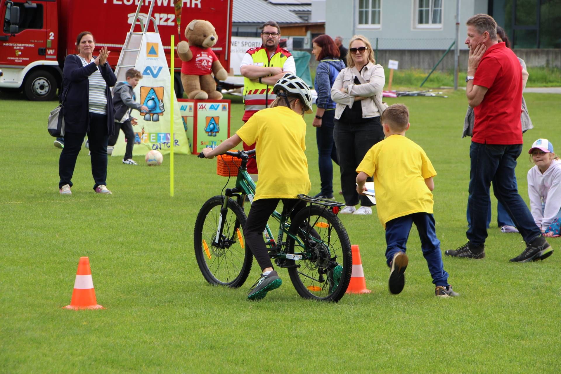 Bei der Kinder-Sicherheitsolympiade meistern die Kids vier Stationen: das Safety-Spiel f&uuml;r Lebensretter, den KLV-Radfahrbewerb, den Landesjugendreferat-L&ouml;schbewerb und das AUVA-Gefahrstoff-W&uuml;rfelpuzzle. Foto: KZSV/AUVA M. Lippitsch.
