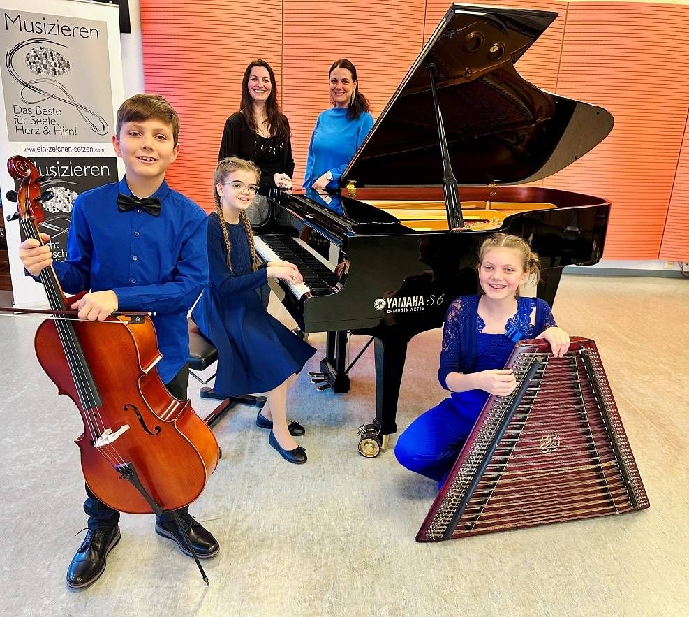 Eine ganze &bdquo;Mannschaft&ldquo; an Musiksch&uuml;lern fahren Ende Mai zum Bundeswettbewerb nach Wien. Auch das Trio &bdquo;SaJeDo&ldquo;, das sind Jeremias Pleschberger-Schm&ouml;lzer, Sarah Ratschl und Domenica Pleschberger-Schm&ouml;lzer. Sie erspielten hervorragende 96 Punkte. Dar&uuml;ber freuen sich besonders auch die Ensembleleiterinnen Regina Wiesflecker und Hemma und Domenica Pleschberger-Schm&ouml;lzer im Hintergrund
