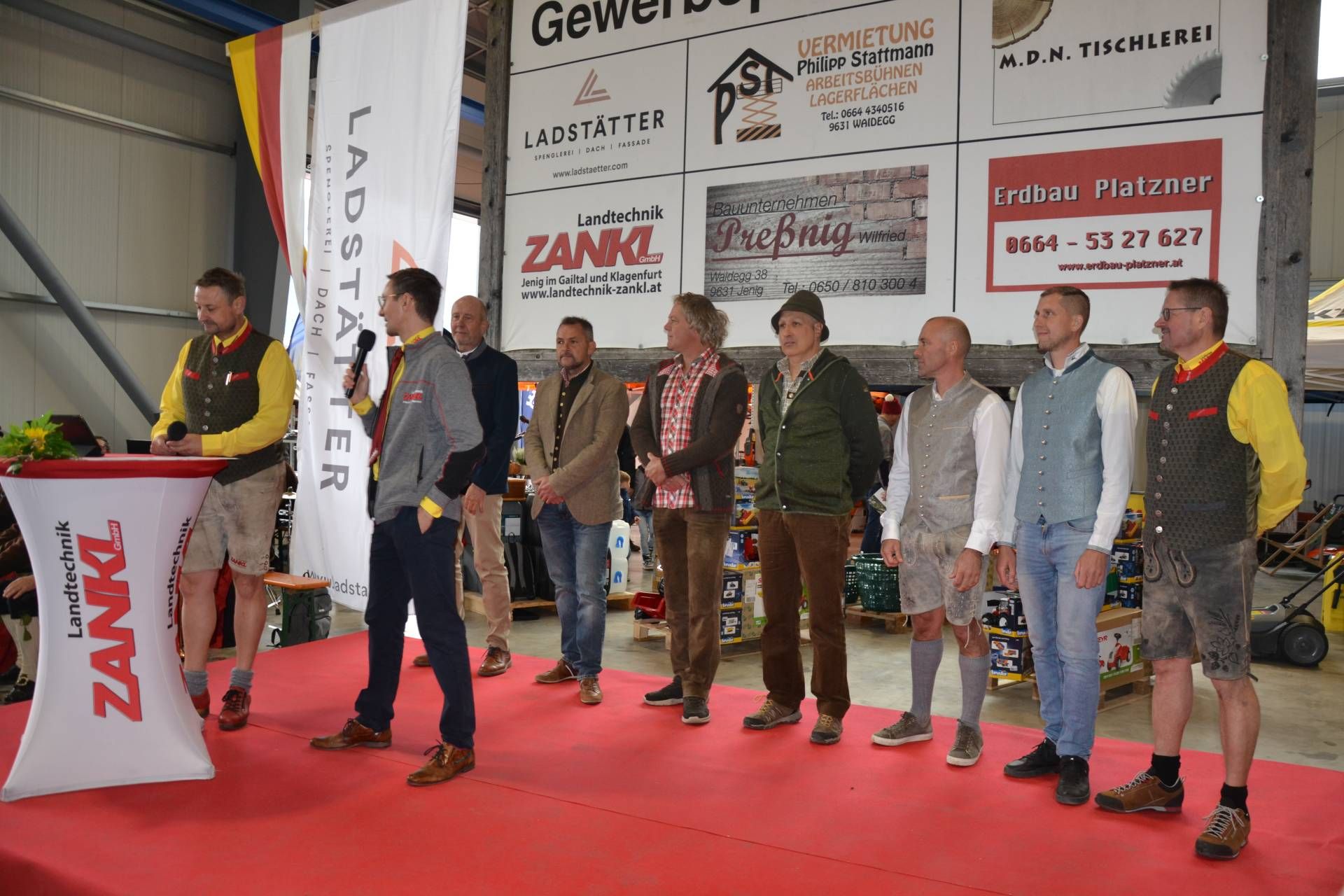 Otmar und Herbert Zankl sowie Jakob Stattmann mit den sechs Unternehmern, die den Gewerbepark errichteten: Klaus Ladst&auml;tter (Dach, Spenglerei und Fassaden), Thomas Zankl (Landtechnik Zankl), Philipp Stattmann (PST Vermietung), Wilfried Pre&szlig;nig (Bauunternehmen), Dino Nonis (M.D.N. Tischlerei) und Robert Patzner (Erdbau).