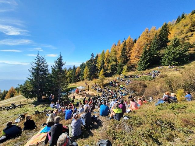Das Alm-Theater in herbstlicher Kulisse auf der AlexanderAlm. Foto: Stefanie Egger