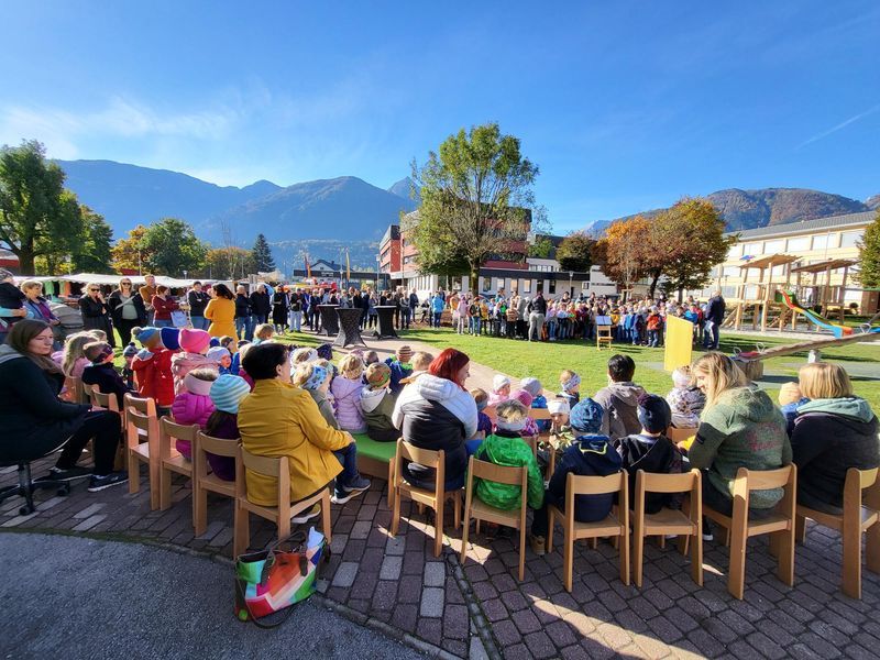 An dem Tag der offenen T&uuml;r wirkten rund 120 Kinder der VS K&ouml;tschach-Mauthen und rund 50 Kinder des Pfarrkindergarten K&ouml;tschach mit. Fotos: Marktgemeinde K&ouml;tschach-Mauthen/B&uuml;ro LH Kaiser/Land K&auml;rnten