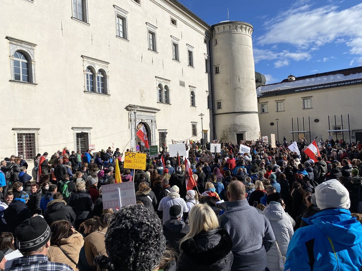 Die Demonstranten folgten den Ansprachen dreier Redner. Zwei der &bdquo;Gastredner&ldquo; kamen aus Unterk&auml;rnten und brachten schon Demo-Erfahrung aus Klagenfurt mit.
