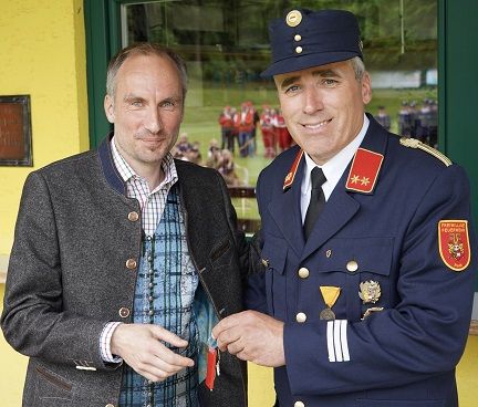 Schl&uuml;ssel&uuml;bergabe: Bgm. Stefan Schupfer und Kommandant Reinhold Keuschnig.