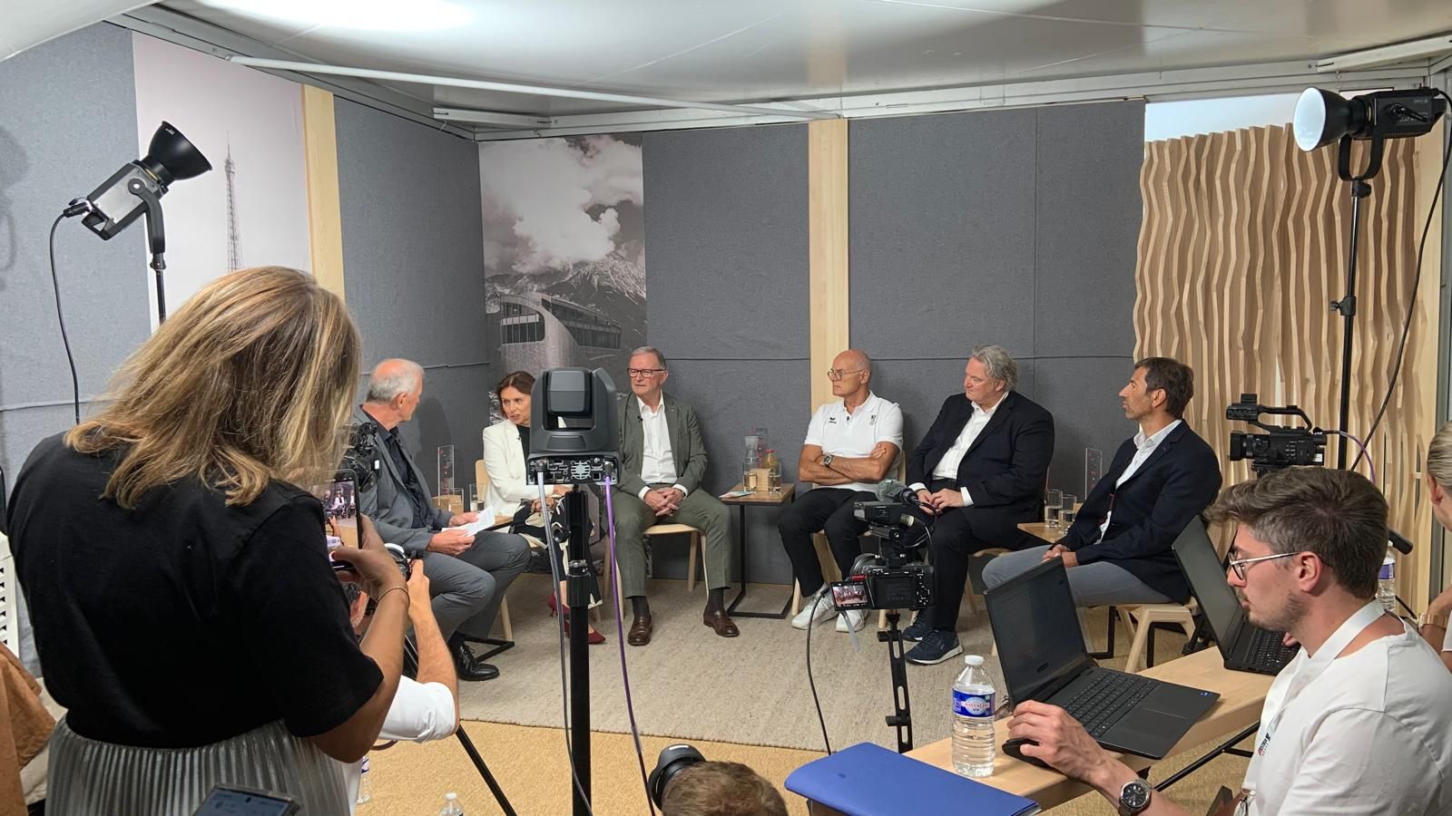 Podiumsdiskussion im Austria Haus Tirol in Paris mit G&uuml;nther Schimatzek, Tourismusstaatssekret&auml;rin Susanne Kraus-Winkler, Karlheinz Kopf (Generalsekret&auml;r WKO), Karl Sto&szlig; (&Ouml;OC), Erwin van Lambaart (&Ouml;sterr. Lotterien) und Edwin Meindl (GF Micado). Foto: MIC